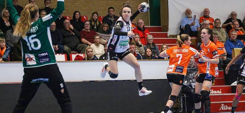 Норвегия. Россиянка Анна Вяхирева признана лучшей правой полусредней чемпионата. Она вошла в символическую сборную