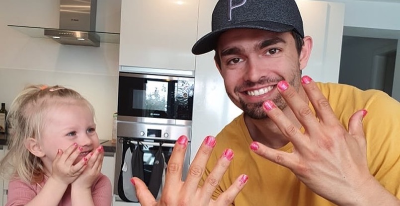 Картинки-карантинки. Заграничные занятия: танцы дома, садовый кроссфит и изготовление масок