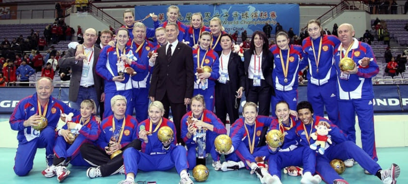 Как играли хозяйки женских чемпионатов мира? Четыре золота, последнее — российское в Петербурге