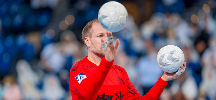 Бундеслига. Никлас Ландин тренируется в бассейне. Нынешний вратарь "Киля" Маттиас Андерссон выбрал игровой номер по совету сына