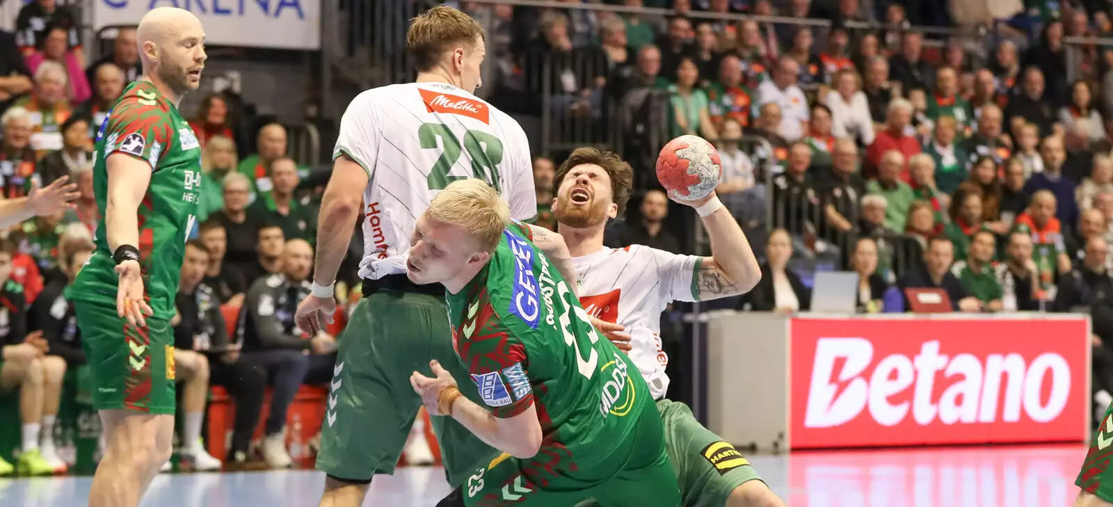 Валиуллин снова в "Гамбурге" — и обыграл Кулеша! "Магдебург" вернулся на победные рельсы. Итоги недели в бундеслиге