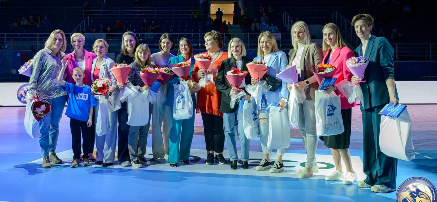 С Надеждой. "Ладе" — 25! "Хочу жить в этом городе бескрайнего неба и подпирающих его мачтовых сосен"