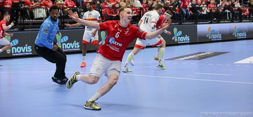 Бундеслига. Со следующего сезона за "Райн Лёвен" будет выступать 23-летний правый полусредний "Валюра" Арнор Оскарссон