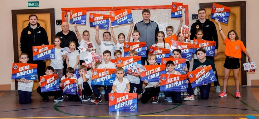 Россия. Игроки системы ЦСКА Святослав Кривич и Денис Михалина провели мастер-класс для учеников московской школы