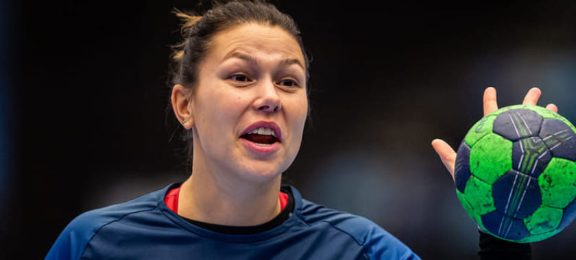 Дания. Переходящая в "Икаст" голкипер Филиппа Иден забеременела. В новый сезон команда рискует войти с одним вратарём