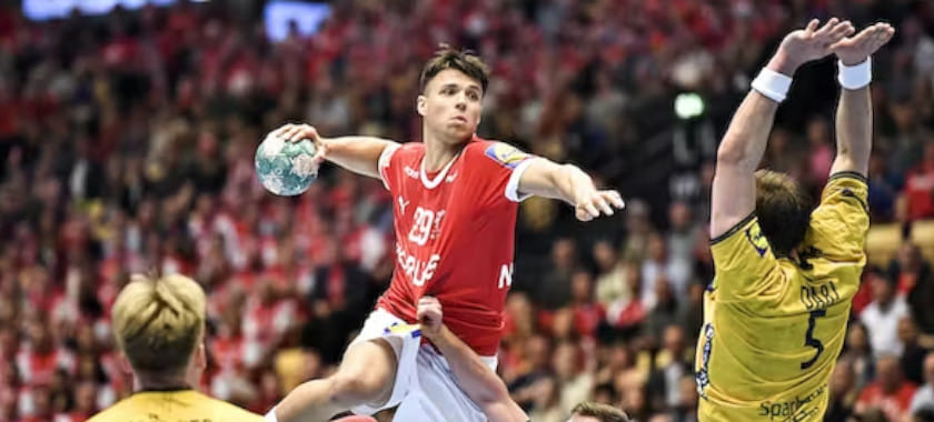 Бундеслига. Боб Ханнинг: "Нам бы хотелось забрать Аарона Менсинга, мы были готовы потратиться. Но "Гудме" его не отпустил"