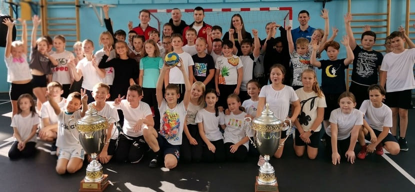 Россия. Гандболистки ЦСКА Юлия Гаряева и Диана Камалетдинова провели мастер-класс для учеников третьих и четвёртых классов