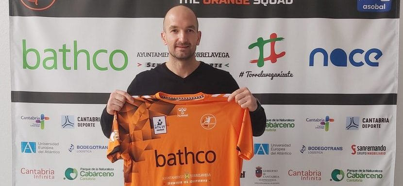 Испания. Голкипер сборной Черногории Миле Миюшкович до конца сезона будет выступать за "Торрелавегу"