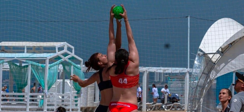 Пляжный гандбол. После первого игрового дня чемпионата Москвы в лидерах женские команды "Луч-2" и "Территория спорта"