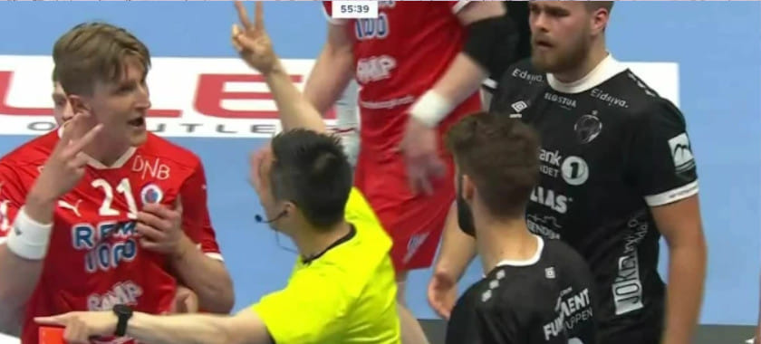 Норвегия. Игрок "Эльверума" Антонио Серрадилья был удалён за намеренный бросок в пах сопернику в финале чемпионата с "Кольстадом" (ВИДЕО)