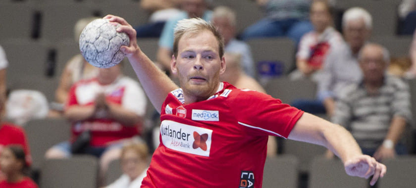 Дания. Дважды порвавший крестообразные связки полусредний "Ольборга" Себастьян Хеннеберг тренируется в общей группе