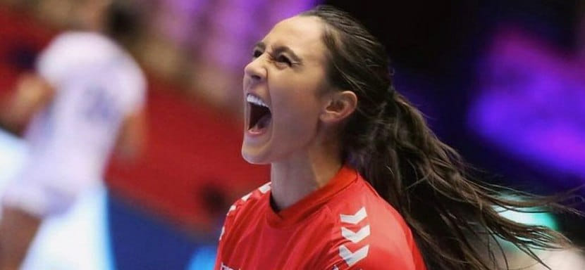 Франция. Правая крайняя сборной Черногории и "Глории Бузэу" Дияна Уйкич продолжит карьеру в "Бур-де-Пеже"