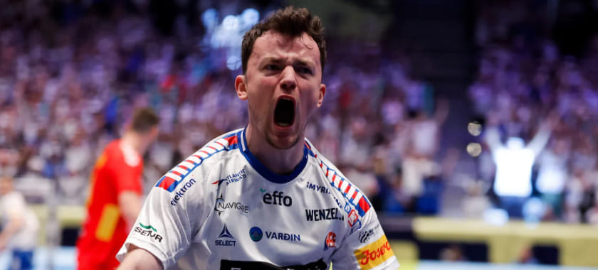 Фарерские Острова — самая маленькая страна, чья команда выиграла в матче топ-турнира. Гренландия лишилась мирового рекорда за победу над США