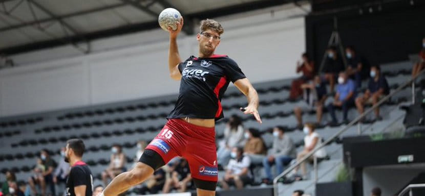 Испания. Левый полусредний "Логроньо" Антонио Серрадилья, которому менее трех месяцев назад удалили глаз, снова в игре