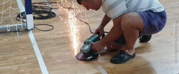 Македония. Матч "Пелистера" и "Бутела" стартовал с 40-минутной задержкой — чтобы начать встречу, пришлось воспользоваться болгаркой