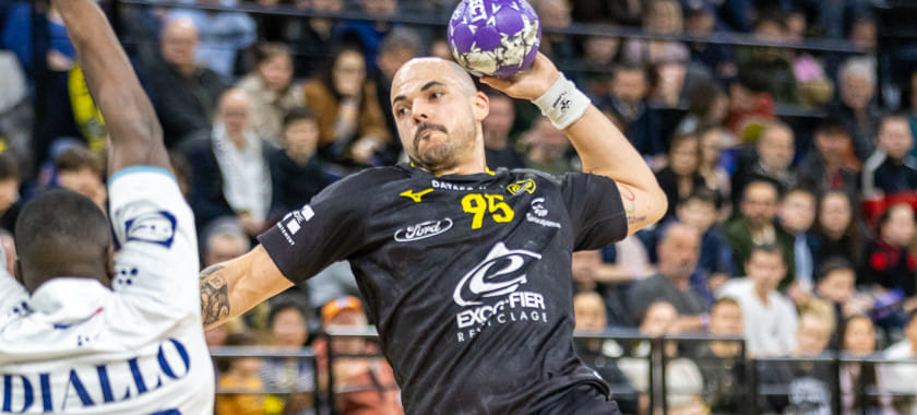 Бразильский правый полусредний "Ренна" Густаво Родригес повредил связки колена и выбыл на шесть-восемь недель