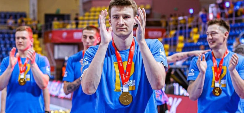 Левый полусредний мужской сборной России Сергей Марк Косоротов вновь будет выступать за польскую "Вислу". Срок контракта — 3 года