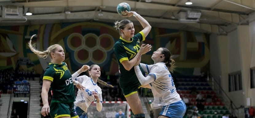 Женский чемпионат России сегодня продолжится тремя матчами: аутсайдеры сыграют в Ижевске, "Кубань" гостит в Волгограде, а ЦСКА — в Майкопе