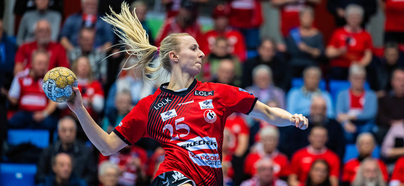 Норвежка Хенню Рейстад признана лучшей гандболисткой мира по версии портала Handball Planet. Анна Вяхирева — лучшая правая полусредняя