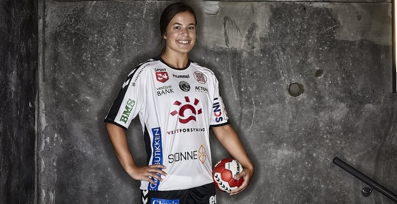 Дания. "Хольстебро" продлил контракт с правой крайней Матильде Хюллеберг