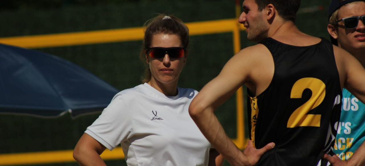 Чемпионат Москвы, летающие тарелочки и вратарь из футбола. "Пляжная история" Анны Фомичевой