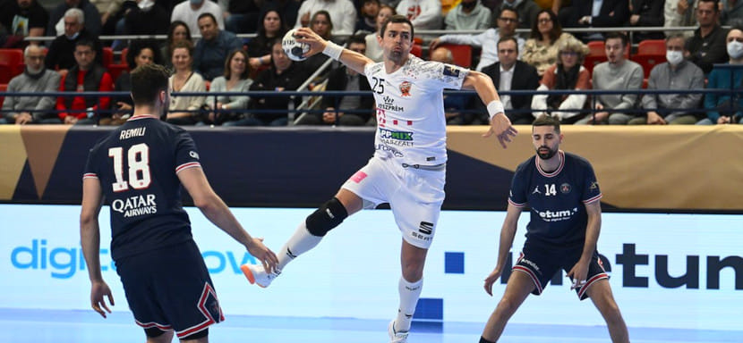 Лига чемпионов. "Барселона" и "Пик" решили локальные задачи, "ПСЖ" и "Веспрем" устроили голевой фейерверк