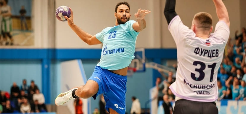 Вице-чемпион России петербургский "Зенит" объявил об уходе из команды белорусского полусреднего Дмитрия Хмелькова