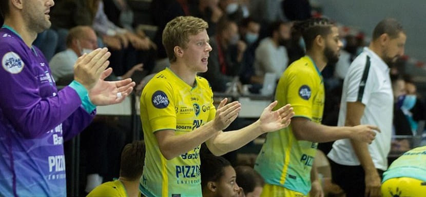 Франция. Правый крайний Артур Виньеро продлил контракт с "Сен-Рафаэлем"