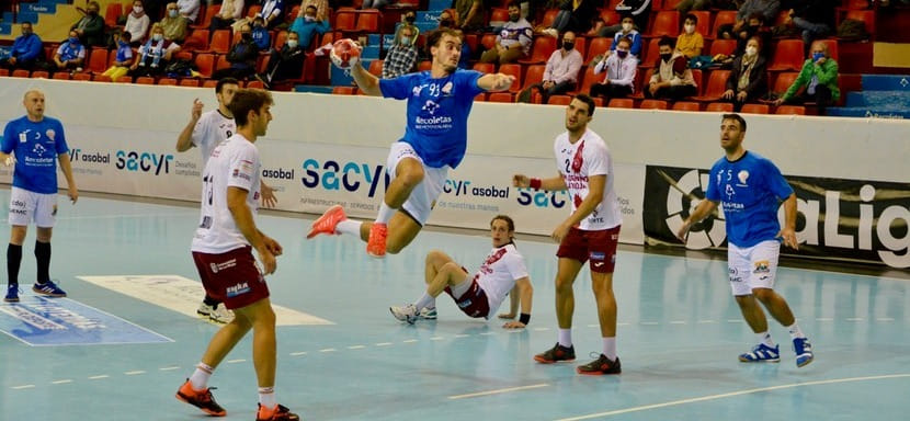 Испания. В "Вальядолиде" пять положительных тестов на коронавирус. Матчи чемпионата с "Бенидормом" и "Бидасоа" перенесены