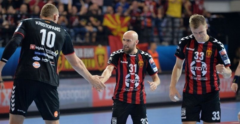 Дайнис Криштопанс признан лучшим правым полусредним года. Тимур Дибиров на втором месте среди левых крайних