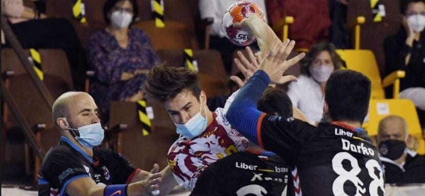 Испания. “Абсурдно и странно”. “Адемар” и “Синфин” сыграли в масках матч Лиги ASOBAL. Это первый подобный случай в гандболе