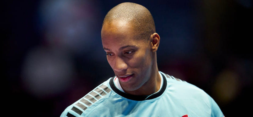 Книга, фамилия на футболке и тату — как дань памяти Алфреду Кинтане