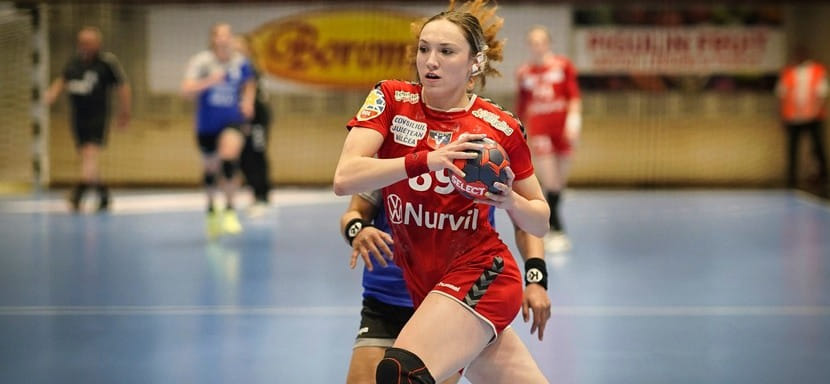 Румыния. Левая крайняя сборной Румынии и "Вылчи" Корина Лупей продолжит карьеру в "Дунэре"