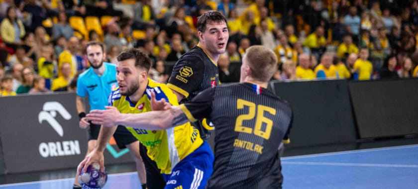 "Висла" с двумя голами Самойло разгромила "Сталь", у которой 7 раз отличился Красовский. "Кельце" победил "Азоты" в чемпионате Польши