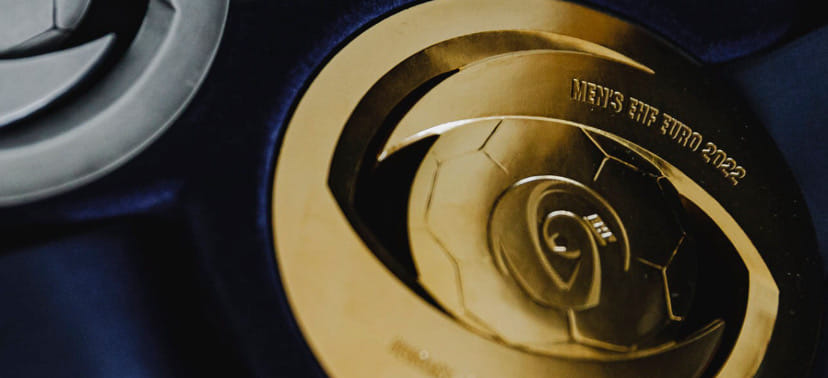 ЧЕ-2022. Представлены медали турнира, который пройдет в Венгрии и Словакии. Они изготовлены из сплава меди и цинка (ФОТО)