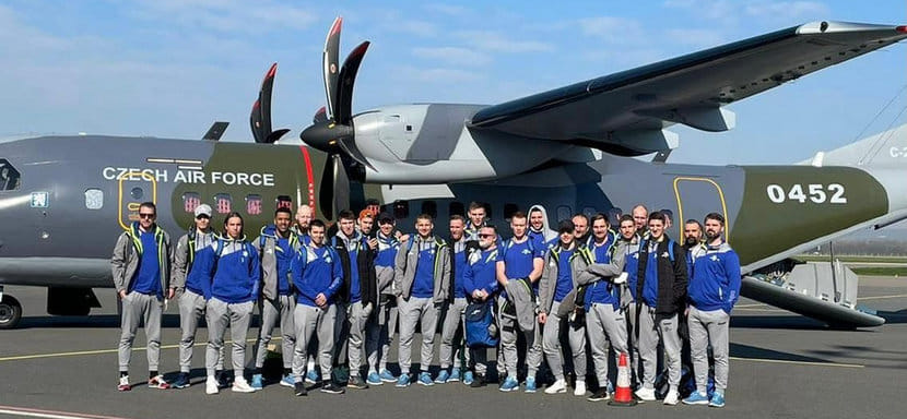 ЧЕ-2022. Сборная Чехии добиралась на матч квалификации против команды Фарерских Островов на военном самолете (ФОТО)