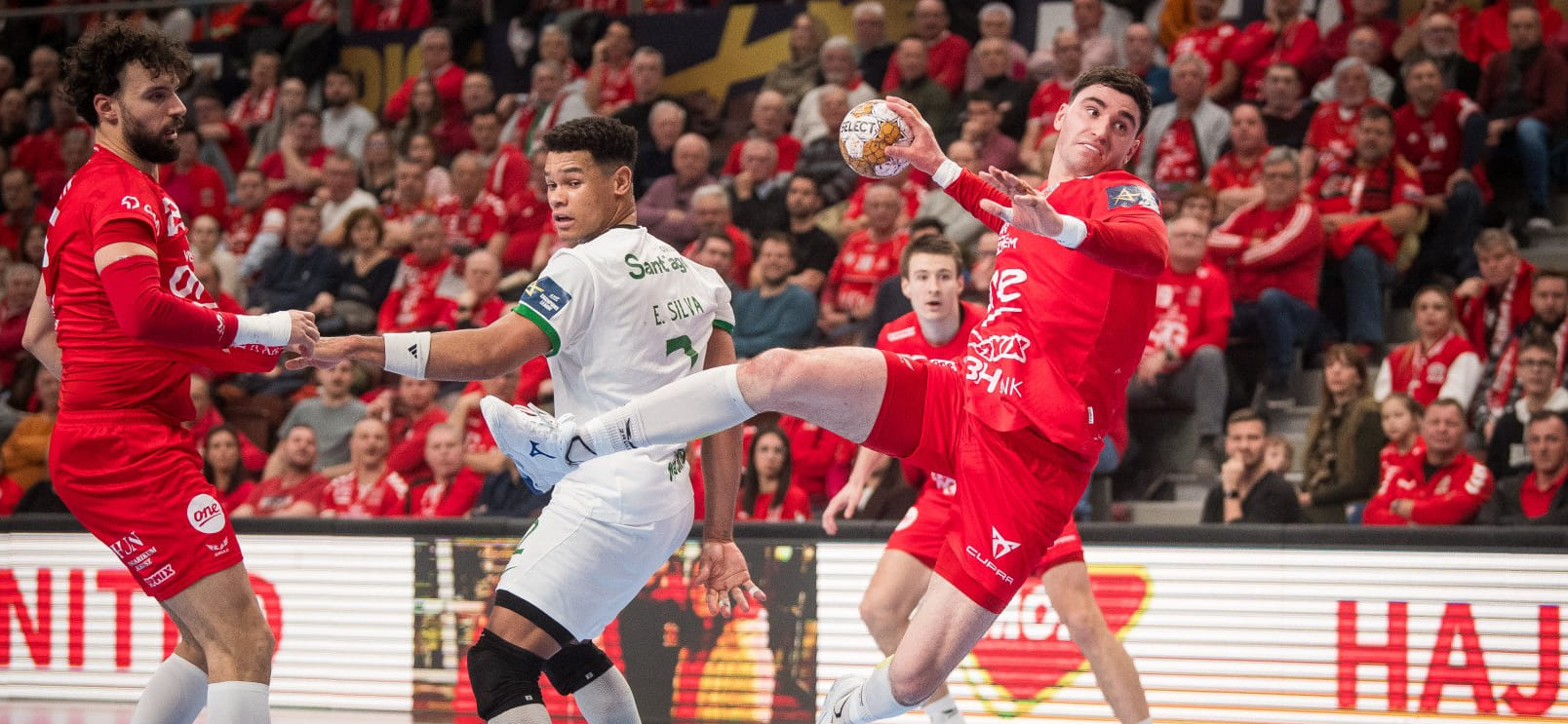 В битве самых ярких клубов Косоротов помог "Веспрему" обыграть "Спортинг". И выйти в четвертьфинал