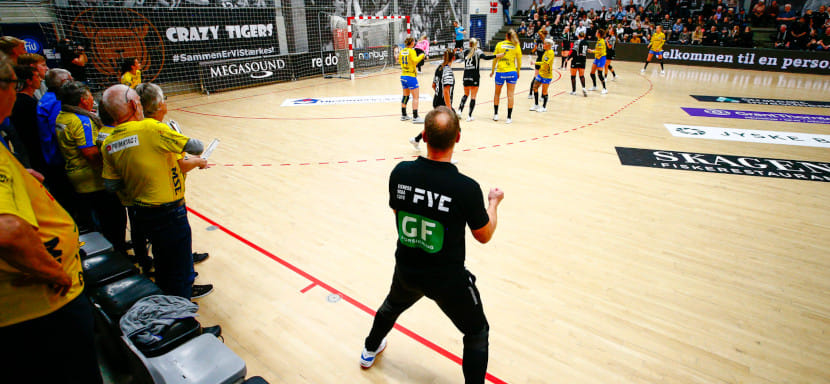 Дания. Страсти в женском чемпионате: наставник "Копенгагена" Клаус Могенсен разозлился из-за тайм-аута "Оденсе" в концовке встречи