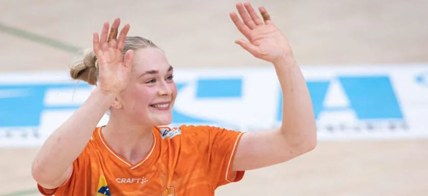 В женском чемпионате Дании лидирующий "Оденсе" одержал уверенную победу на выезде против "Хорсенса", 8 мячей забросила норвежка Валле Даль