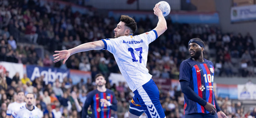 Испания. 24-летний левый крайний "Гранольерса" Адриа Мартинес травмировал колено и больше не сыграет в этом сезоне