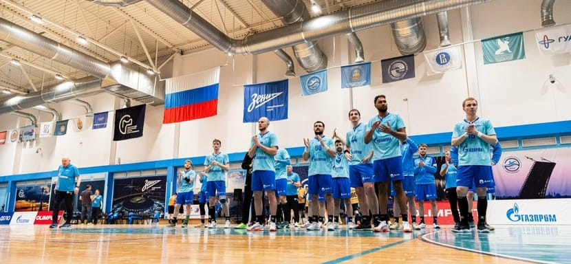 "Зенит" обыграл ЦСКА с разницей в шесть мячей и завершил регулярный чемпионат России на первой позиции