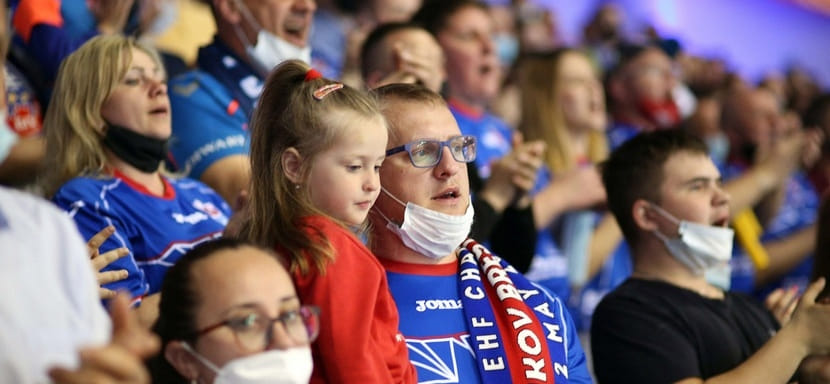 Беларусь. "В гандболе все динамично, быстро. Это не керлинг". Болельщики "Бреста" рассказывают о своем пристрастии к ручному мячу (ВИДЕО)