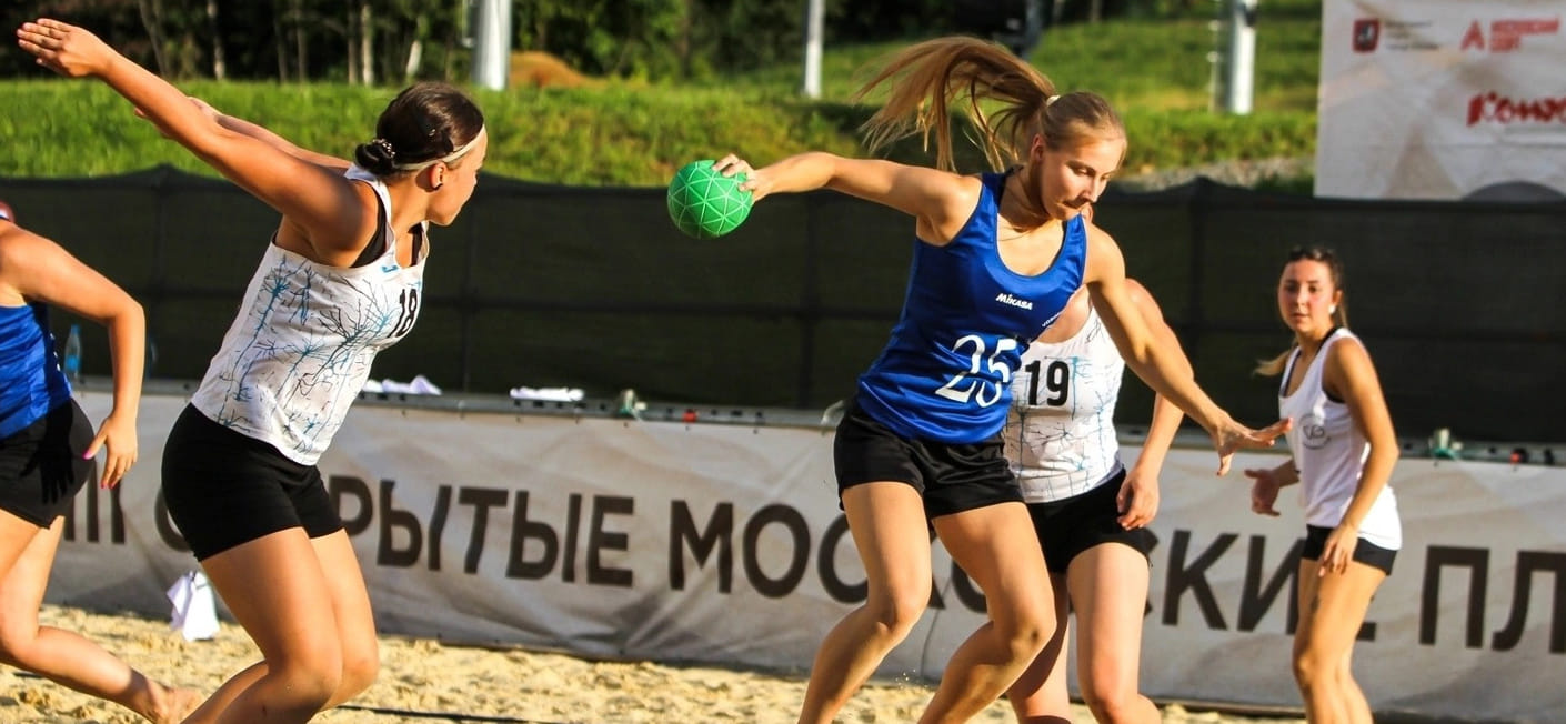 МГА выиграла все матчи во второй соревновательный день женского Кубка России по пляжному гандболу