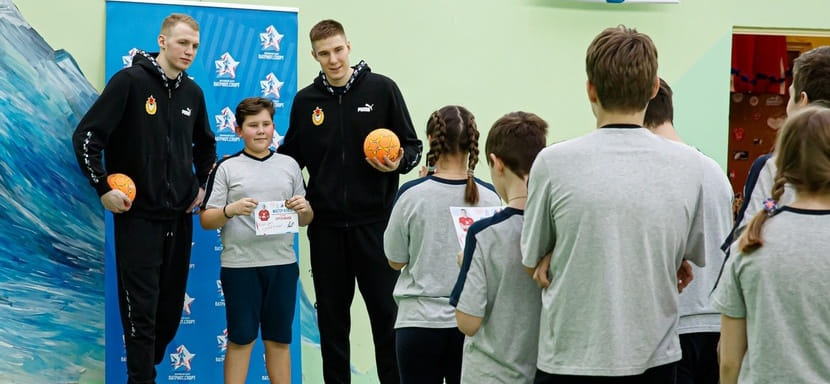 Olimpbet Суперлига. Игроки ЦСКА Сергей Иванов и Андрей Коркин провели мастер-класс в одной из московских школ