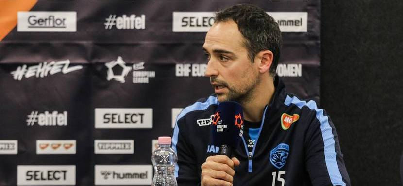 Венгрия. Двукратный победитель Лиги чемпионов в составе "Барселоны" Кристиан Угальде стал главным тренером "Татабаньи"