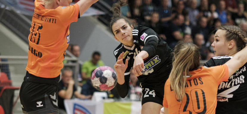 Венгрия. Правая полусредняя из Черногории Таня Ашанин приняла решение покинуть "Мошонмадьяровар"