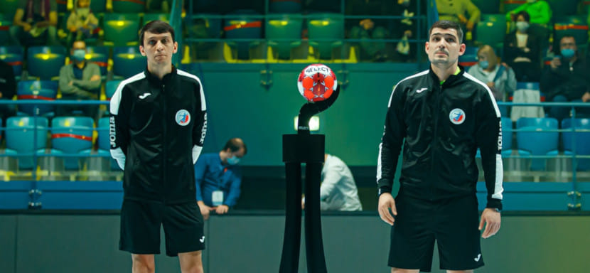 Европейская федерация гандбола опубликовала видеорекомендации для арбитров по спорным эпизодам игры. Их может посмотреть любой желающий