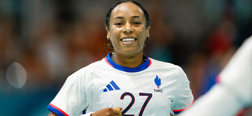 Женская сборная Франции начала защиту олимпийского титула с непростой победы над командой Венгрии