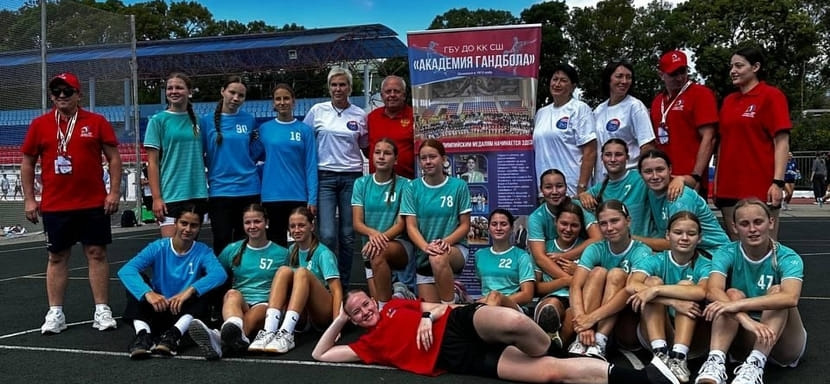 Команда краснодарской "Академии гандбола" под руководством Елены Комарчук провела мастер-класс на Всероссийских спортивных играх школьников