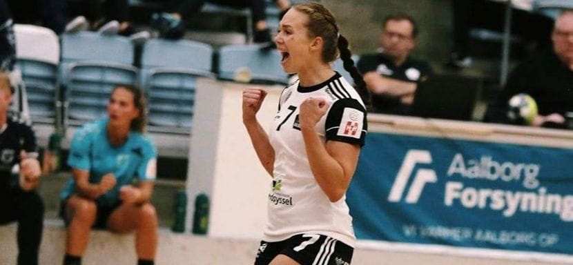 Дания. Разыгрывающая сборной Швеции Йенни Карлссон, получившая травму на Олимпиаде, пока не тренируется с "Хольстебро"